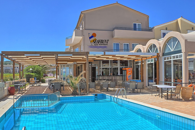 Restaurant, terrace and swimming pool